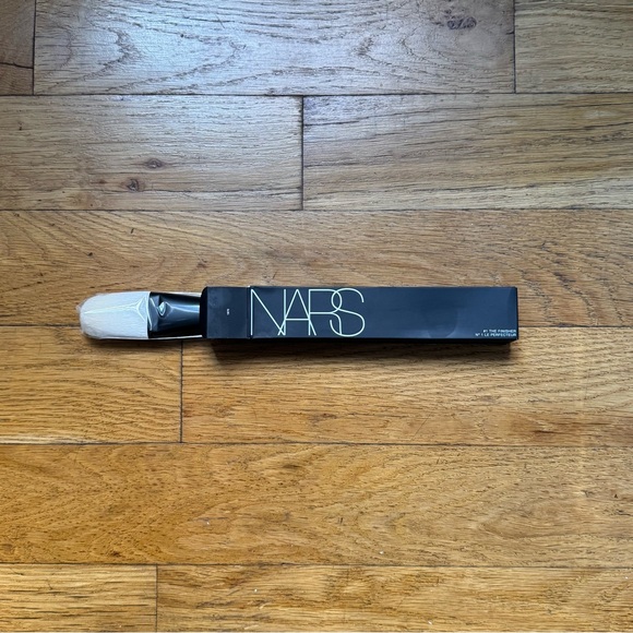NWT NARS Cosmetics #1 The Finisher makeup brush